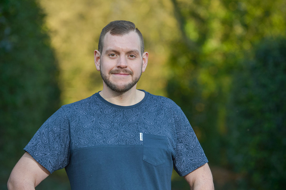 通过故事的手法来推荐产品减肥足贴创造一个产品研发的故事让人信服重点在于研发故事背景的设定要吸引人而不是产品效果的展示或简单的对比中文简要作答请描述大概思路