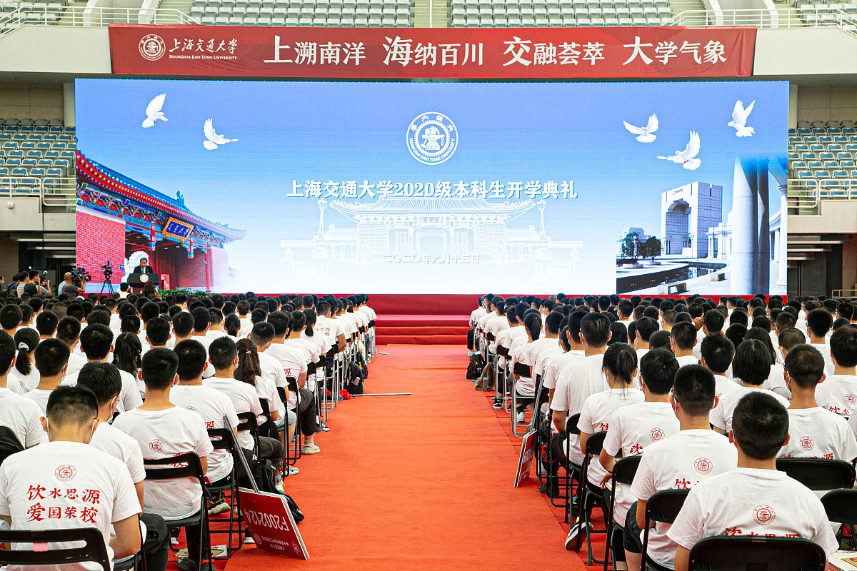 我要主持会议请帮我写一段主持词突出交通强国建设与高校人才培养和输送的重要意义