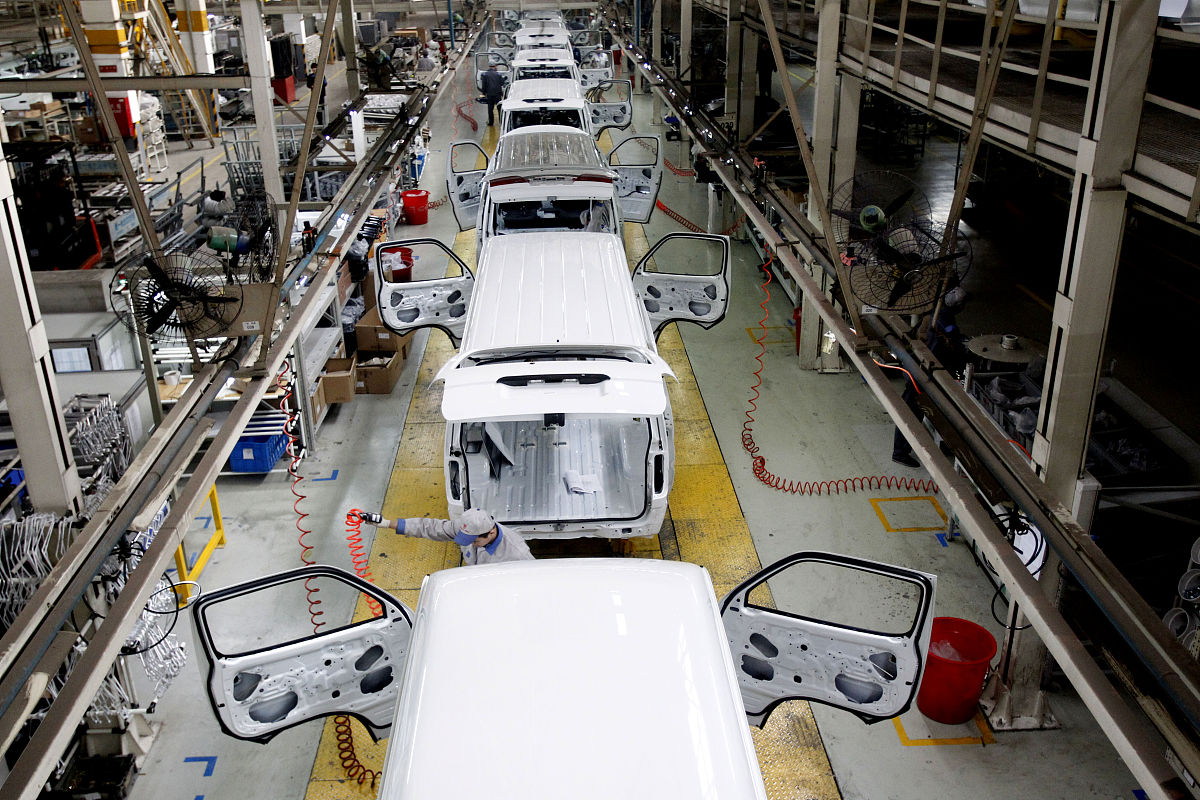 根据汽车制造企业特征阐述A汽车公司如何优化内部控制环境500在具体按照如下框架：1优化内部治理组织结构2优化部门间业务合作协调流程3强化高素质人才支撑