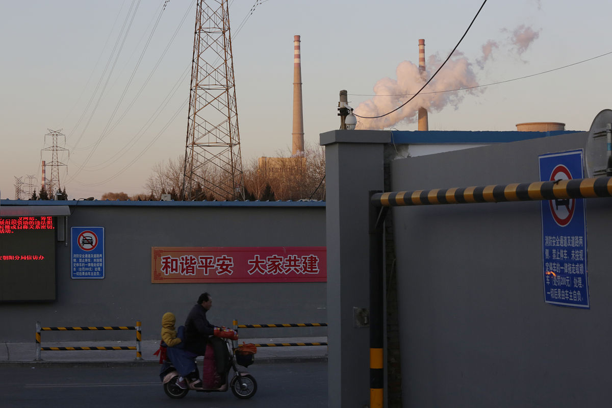 一般路面由于附近施工的一些建筑物或者相关的设备导致路面通过车辆的高度受到限制就会在路面上安装限高装置限高装置会根据限制的高度安装对应的高度并且写上限制高度的信息；一般路面工程限高装置存在的不足之处在于：一般路面限高装置主要有一些固定的架体构成在安装拆卸时需要额外的相关设备或者人力将限高的架体摆至竖直位置或者水平位置十分不便并且一旦安装起来后便无法直接进行高度改变需要完全拆卸下来进行改变不够便捷灵活