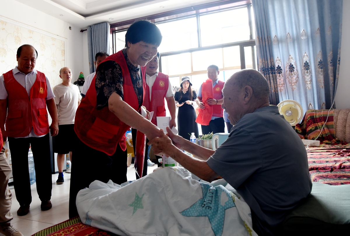 活动概述：为进一步关心和关爱西岭镇辖区的老年人群体促进居民之间的邻里亲情提高老年人的生活质量大邑县民政局、西岭镇人民政府和云华村村委会联合承办了社工上门慰问活动。此次活动由云华村社工室和益乐诚社工负责具体的实施工作。活动内容：社工上门慰问活动旨在通过亲自走访老年人家庭了解他们的生活状况提供必要的帮助和支持。具体活动内容如下：1 老年人家庭走访：社工小组分成若干小组对云华村的老年人家庭进行走访与他们