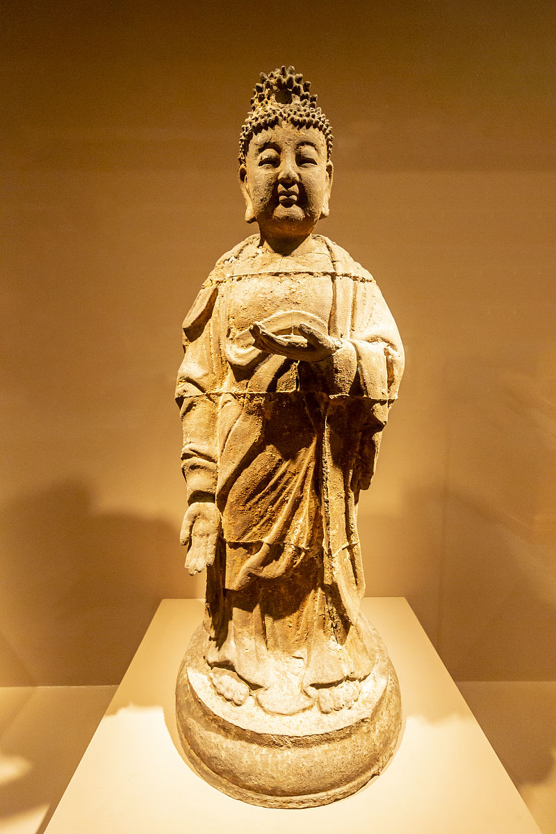 2021年12月25日,"中国古代佛造像"展览在北京展出.该图为铁佛立像(明