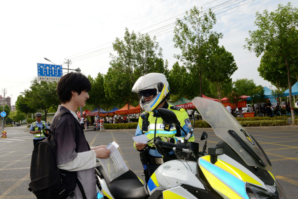 写一篇关于提高执法监管人员的专业素养和执法能力过程中开展电动摩托车政策执行培训的对策写成一段话的形式。