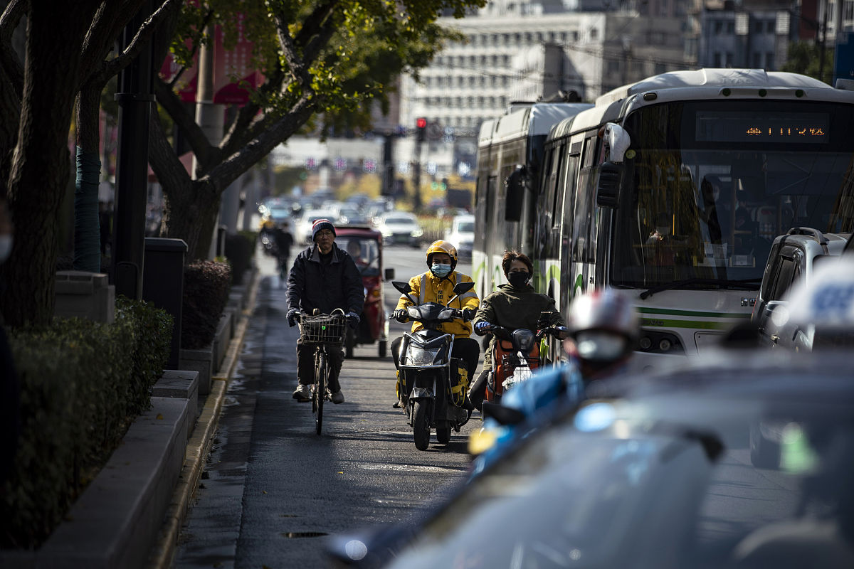 美团：中国领先的生活服务平台，提供外卖、酒店预订等服务
