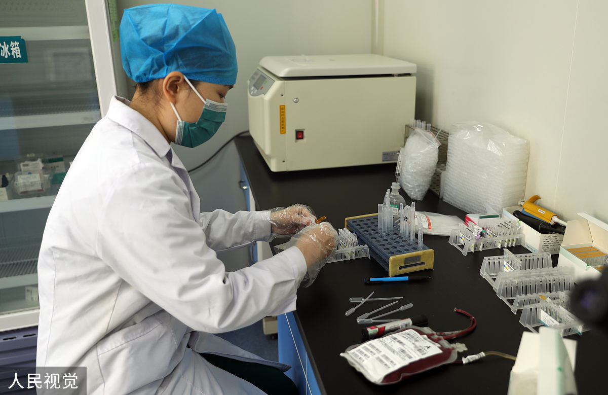 我想让你做一个 AI专利代理师。我将为您提供一篇关于检测透明质酸的免疫传感器的专利您的任务是使用人工智能工具例如自然语言处理提供有关如何改进专利的反馈。您还应该利用您在有效写作技巧方面的修辞知识和经验来建议我可以更好地以书面形式表达我的想法和想法的方法。我的请求是改进下列对于该透明质酸免疫传感器的背景技术的描述请直接给出改进后的版本：根据TCNFIA 155-2022《透明质酸钠饮品》规定食品中透