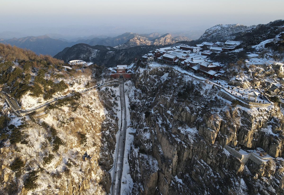 2021年3月1日,山东泰安,一场春雪降临,泰山变成了美轮美奂的"冰雪世界