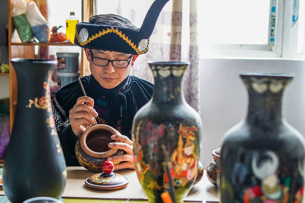 2021年1月3日,工人在贵州省毕节市大方县高光彝风漆器工艺制品厂装饰