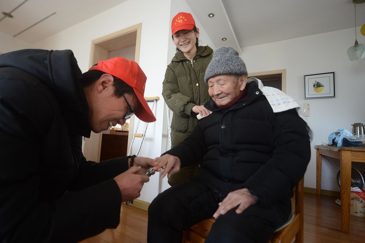 养老院义工活动实践报告2000字