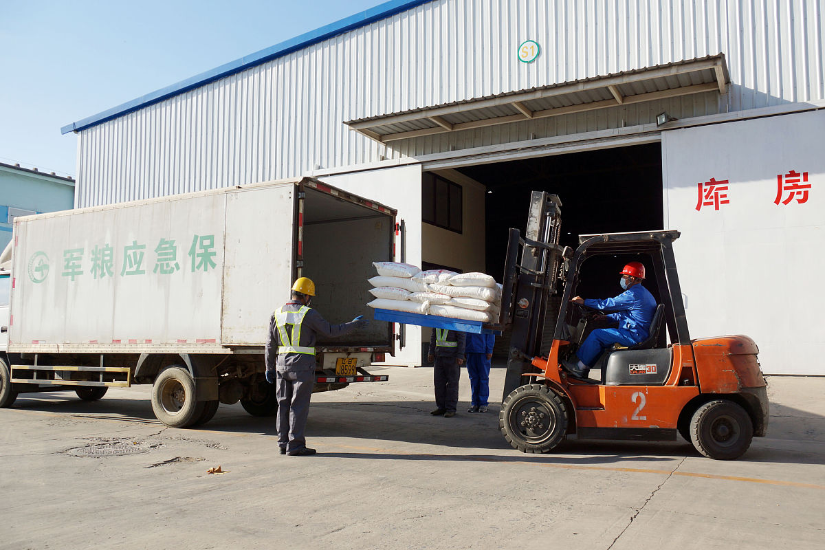 以下文字并细化应对爆炸措施。粮食运输时极易产生大量粉尘粮食粉尘的爆炸极限浓度范围在30-200gm³之间。当粉尘浓度超过爆炸极限时一旦遇到火源或高温就会发生爆炸导致人员伤亡和财产损失。因此在粮食运输过程中需要采取相应的防爆措施如通风、除尘、静电防护等以降低粉尘爆炸的风险。