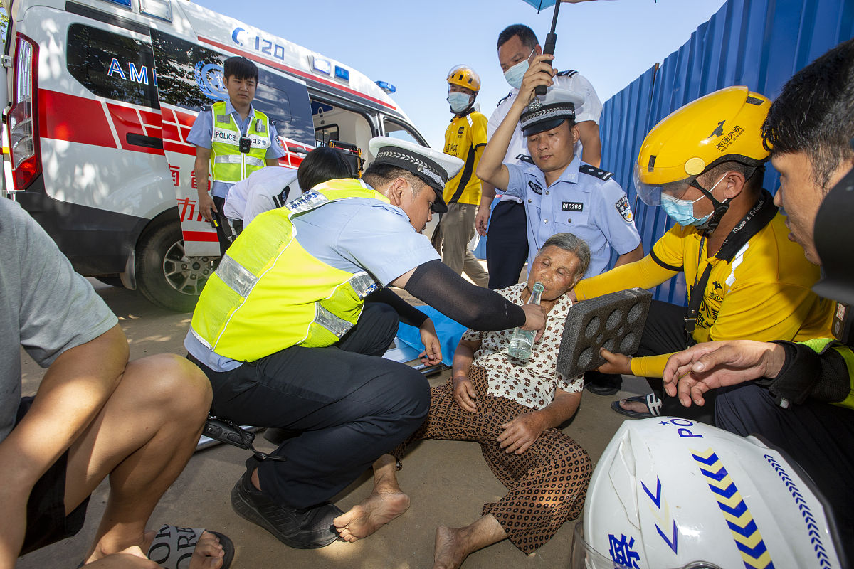 警察如何应对外国游客交通事故：紧急救援与法律处理