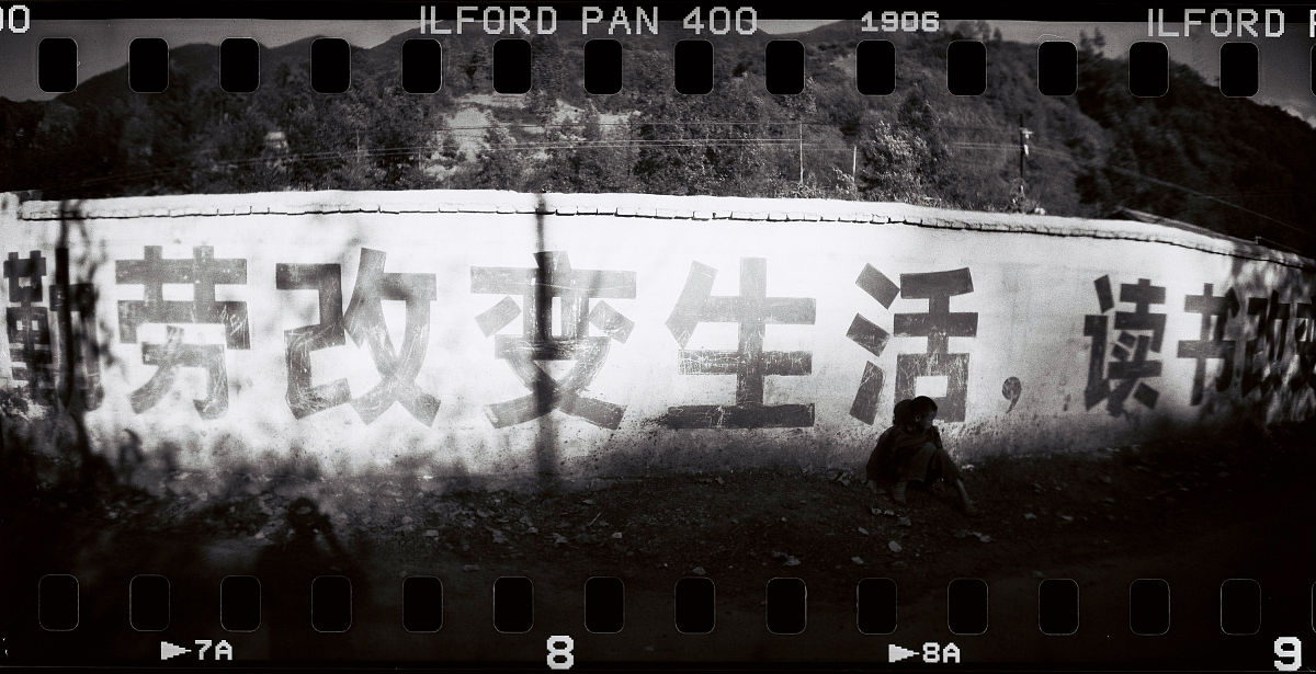 改写后面介绍：该作品是一部浪漫幻想剧讲述了一生都要以20岁生活被诅咒的人物为了改变命运而潜入拥有线索的度假村发生的故事。