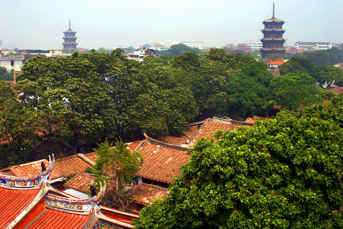 2007年3月30日,泉州古城,开元寺东西塔与西街民居相映如画.