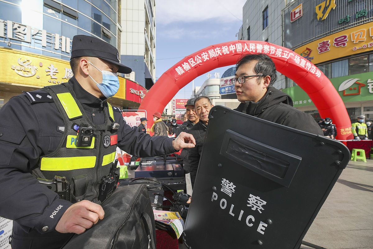 城市守护者：岗亭卫士的默默奉献