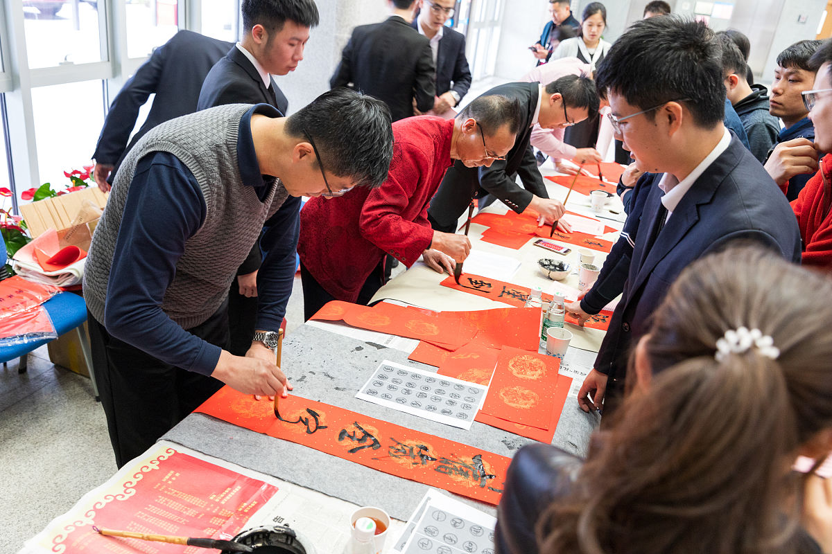 2019年2月1日,深圳机场组织"迎新春写春联送祝福"活动,将暖暖新春祝福