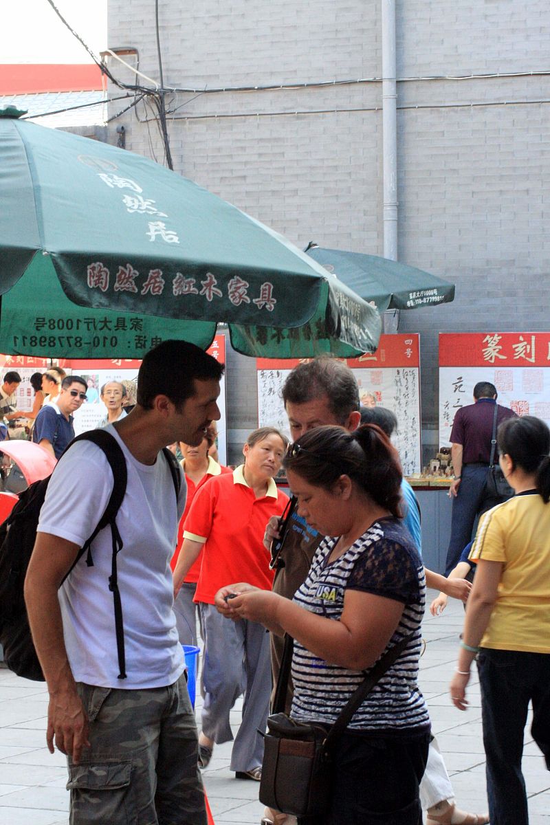 2008年北京奥运会期间,观赛的外国游客和各国运动员在比赛间隙慕名来