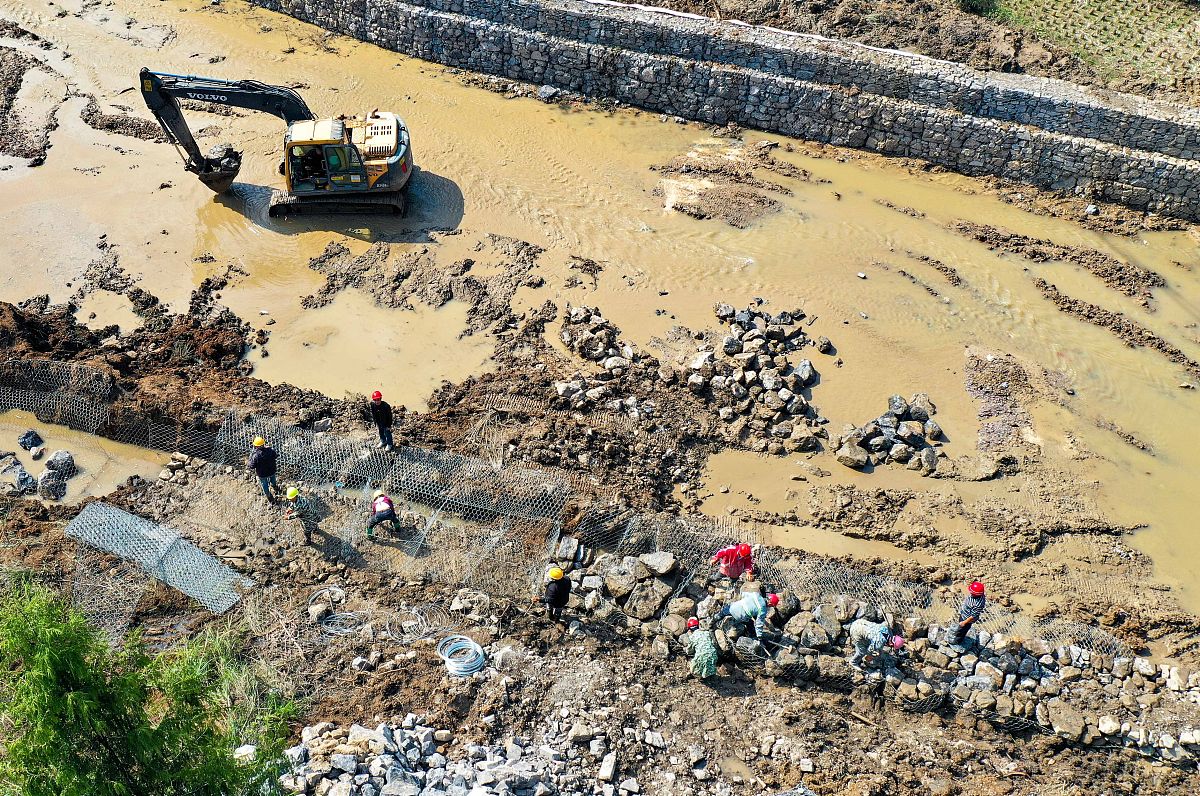 旱灾你送水给一村半路上另一村民拦住说他们村也旱灾想要你拉的水怎么办