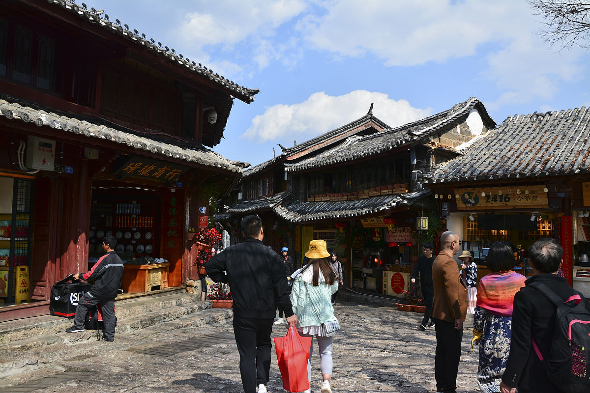 以大学生的身份描述云南旅行经历及对新学期的计划