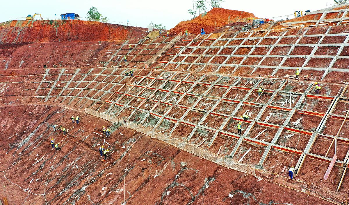 关于充填采矿法中巷道挡墙方案的研究综述性文章，2000字