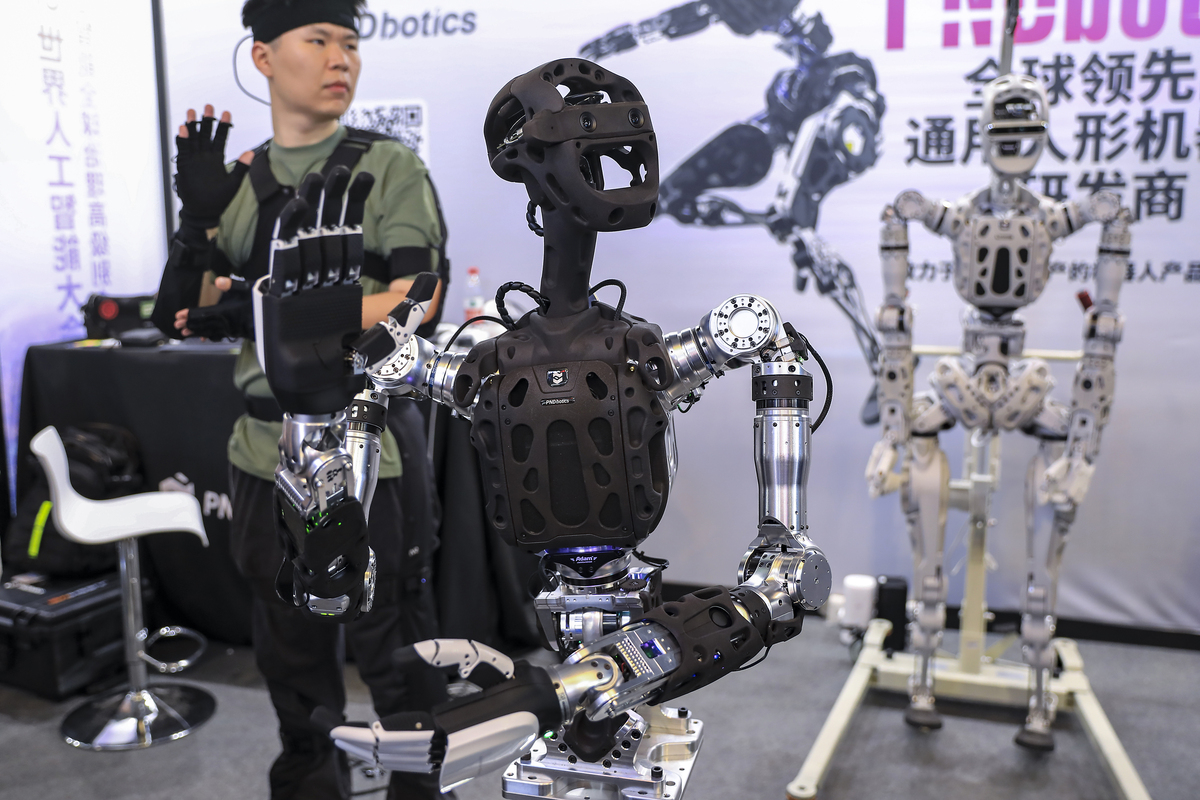 修改论文重复率：中国西安交通大学的研究人员设计了一款新型的多段连续结构的外骨骼手指功能康复机器人如图1所示。该机器人由多段连续结构、弹箦片以及直线电机组成。弹簧片贯穿整个多段连续结构通过单个直线电机向弹簧片施加驱动力使弹簧片发生弯曲从而使多段连续结构发生变形以此带动患者手指进行弯曲伸展康复训练运动如图2所示。同时采用弹簧片和多段连续结构使整个外骨骼手指功能康复机器人具有良好的柔顺性使得外骨骼机器人