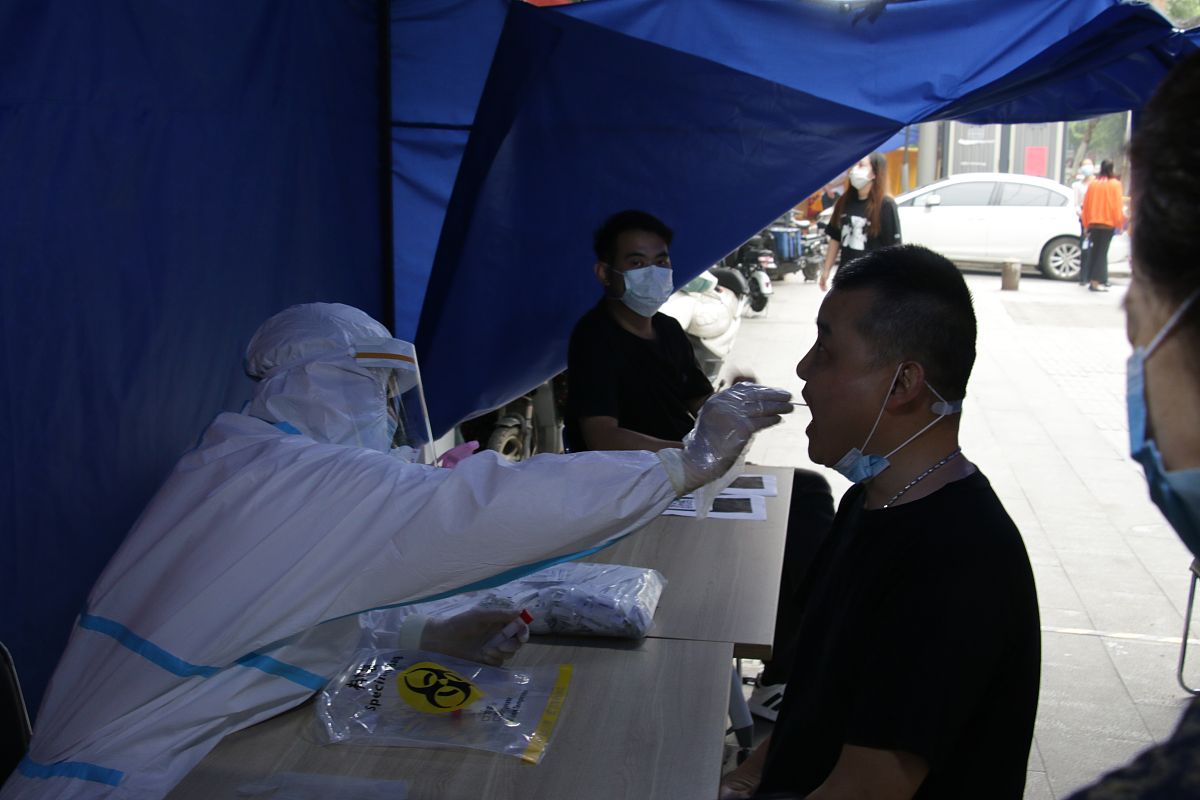 请帮我写300字维护核酸检测秩序志愿者事迹介绍材料