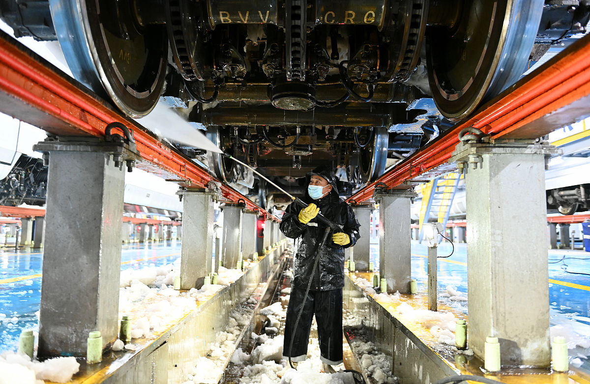 中文润色：自1964年世界上第一条高速铁路新干线诞生以来由于其载客量高耗时少安全性高正点率高乘坐舒适和能耗低等优点高铁正式迈入蓬勃发展的阶段高速列车因此成为了各国学者研究的热门领域。然而在高速列车的众多研究方向中高寒环境下的列车转向架积雪防治问题却一直备受关注。为避免转向架积雪对列车正常运行带来隐患 许多国家采用转向架上局部防治措施1主要有：挪威在BM71列车的一系悬挂装置和电缆上安装防雪罩以避免