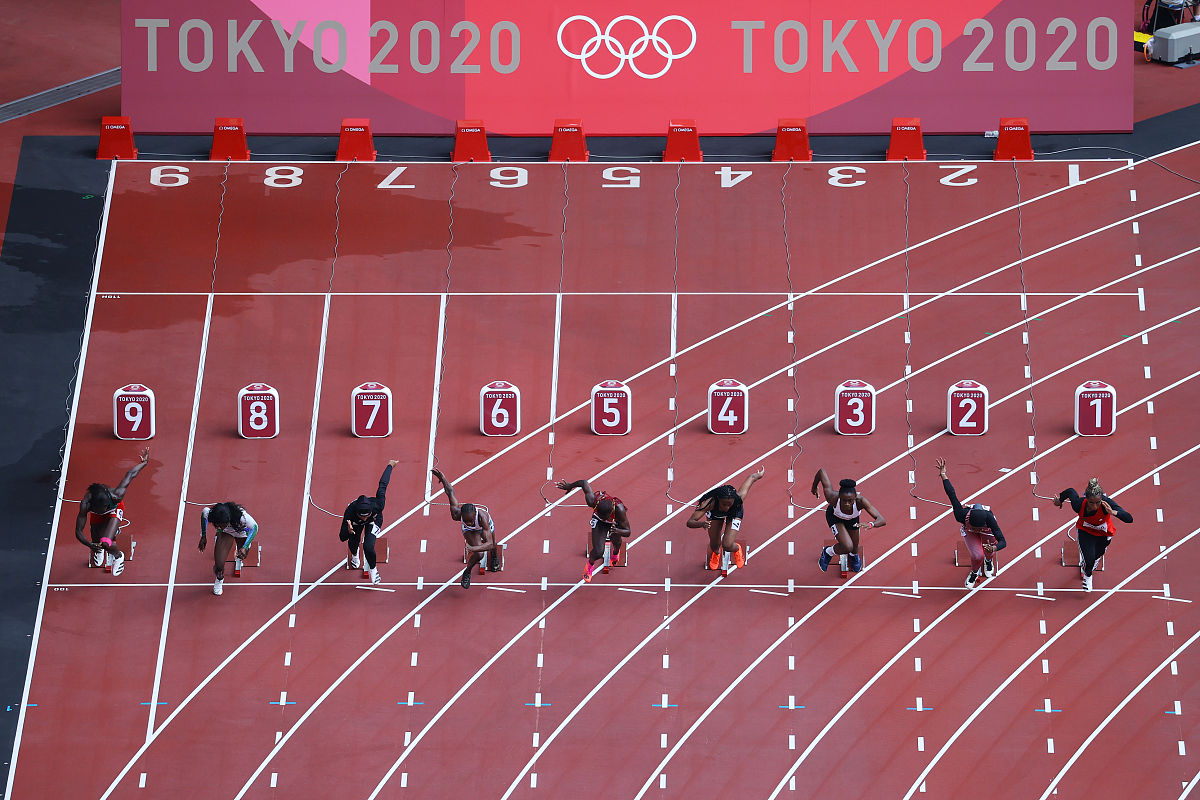 在比赛中运动员应在什么时候交换场地？A随时。 B单数局结束之后。 C赢球之后。 D双数局结束之后。