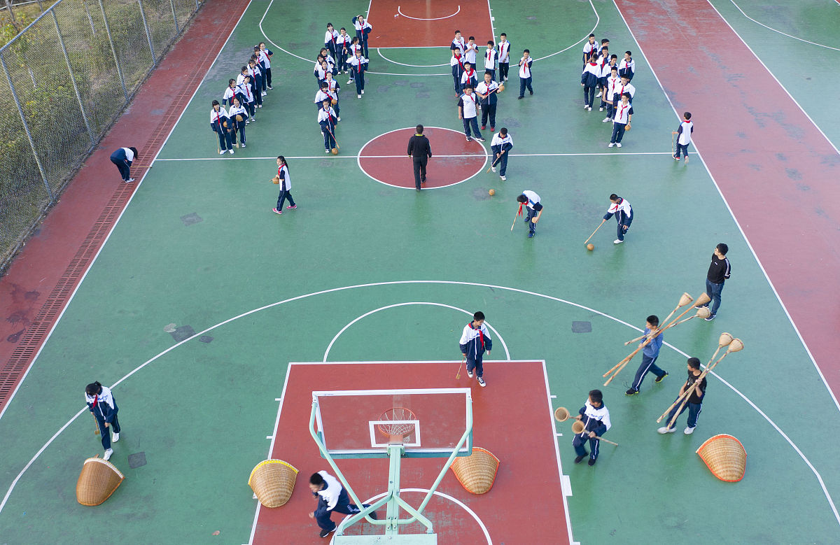 学校体育是实现立德树人根本任务，提升学生综合素质的基础性工程，请结合实际，谈谈你的观点。