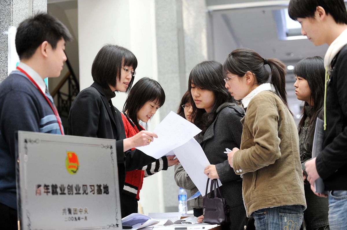 写一份大四毕业生就业帮扶表记录该生是软件专业的一名大四毕业生一直没找到满意的工作通过沟通你了解了他的具体困难和不足并提出了解决方法。