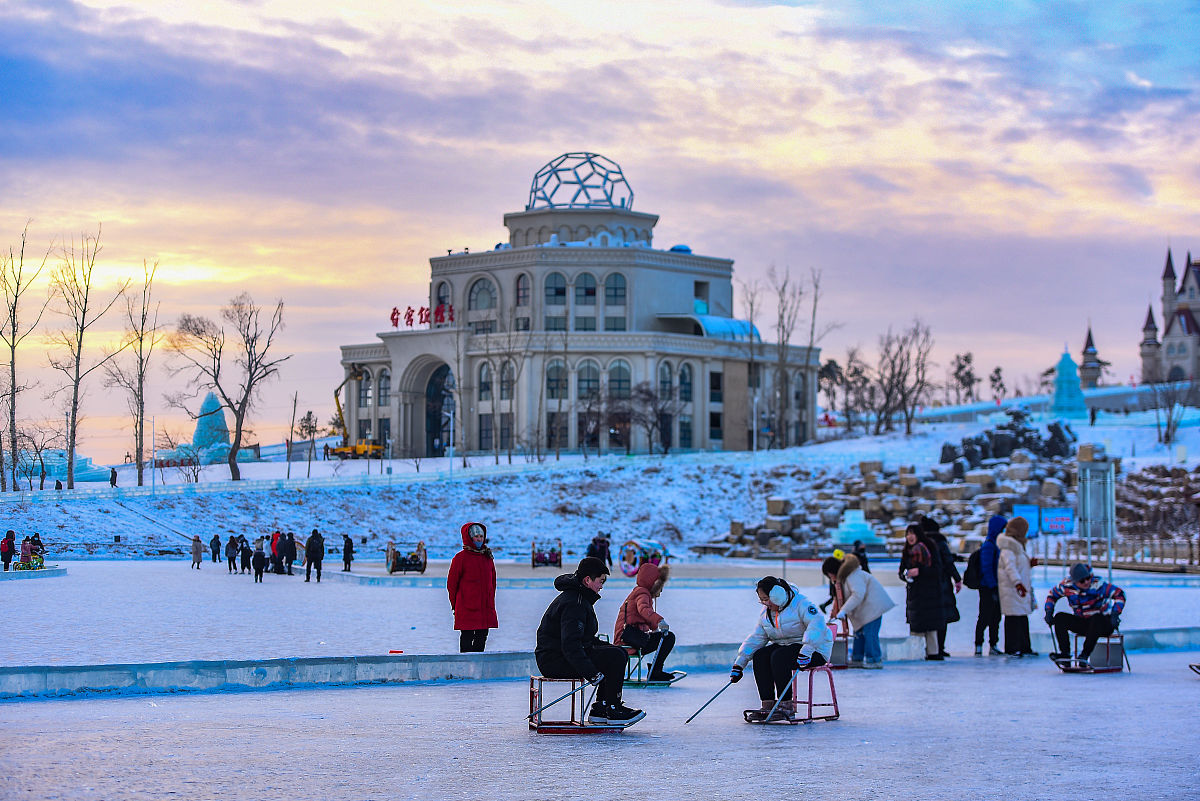 长春净月潭蓝冰：夏天也能看冰？梦幻蓝冰等你来挑战！