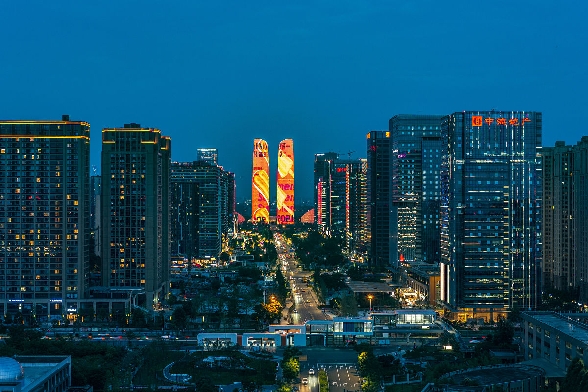 2021年06月25日,成都人气地标,金融城双子塔亮灯夜景.