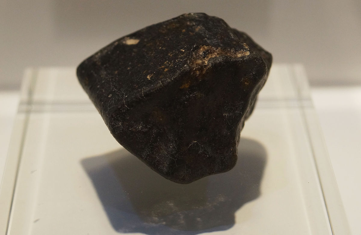 罕见黑宝绿陨石特征，