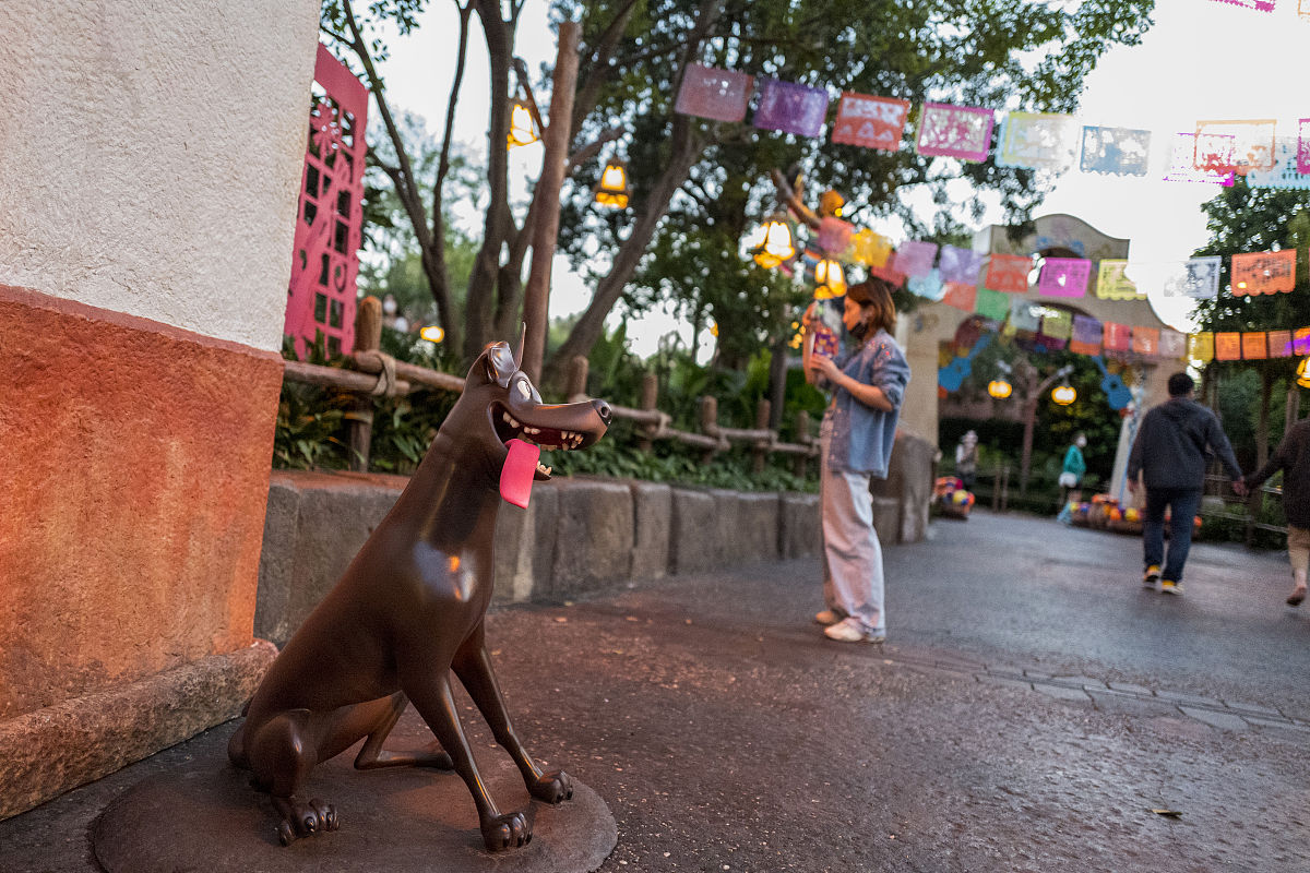 寻梦环游记主题解析：梦想、亲情、文化与成长