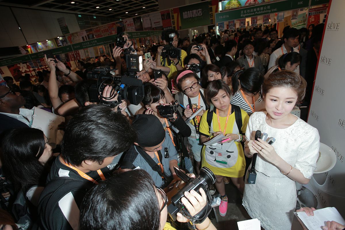 女朋友说：吃完午饭啦！在收拾书卖了。如何回复