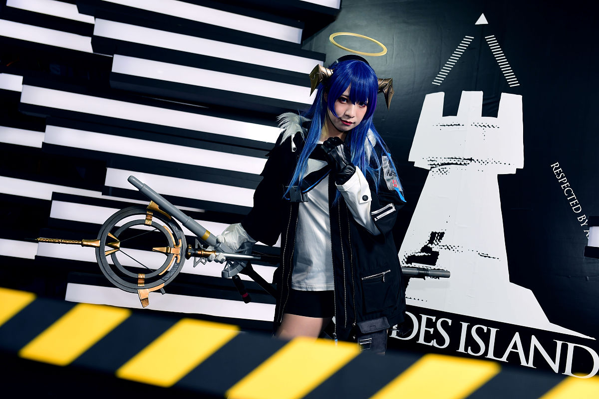 明日方舟斯卡蒂角色扮演：勇敢与坚强