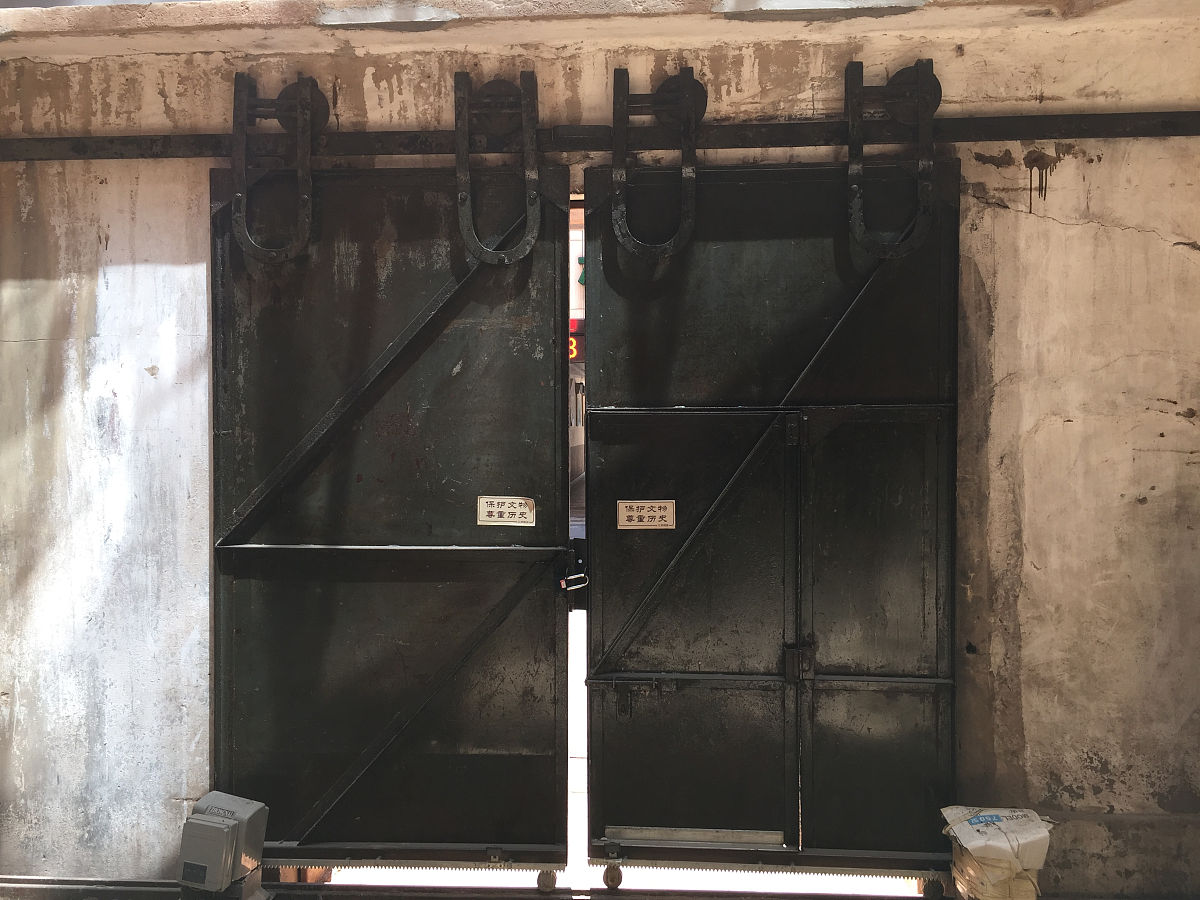 关管汇闸门照片：神秘大门背后的故事