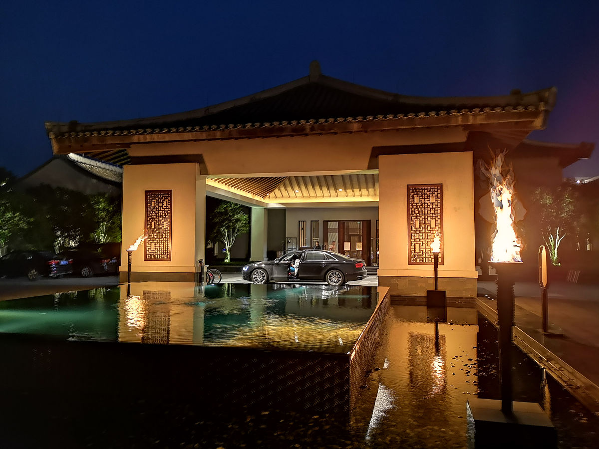 用对仗押韵的七言律诗对世友网咖大源店顾客的好评进行回复