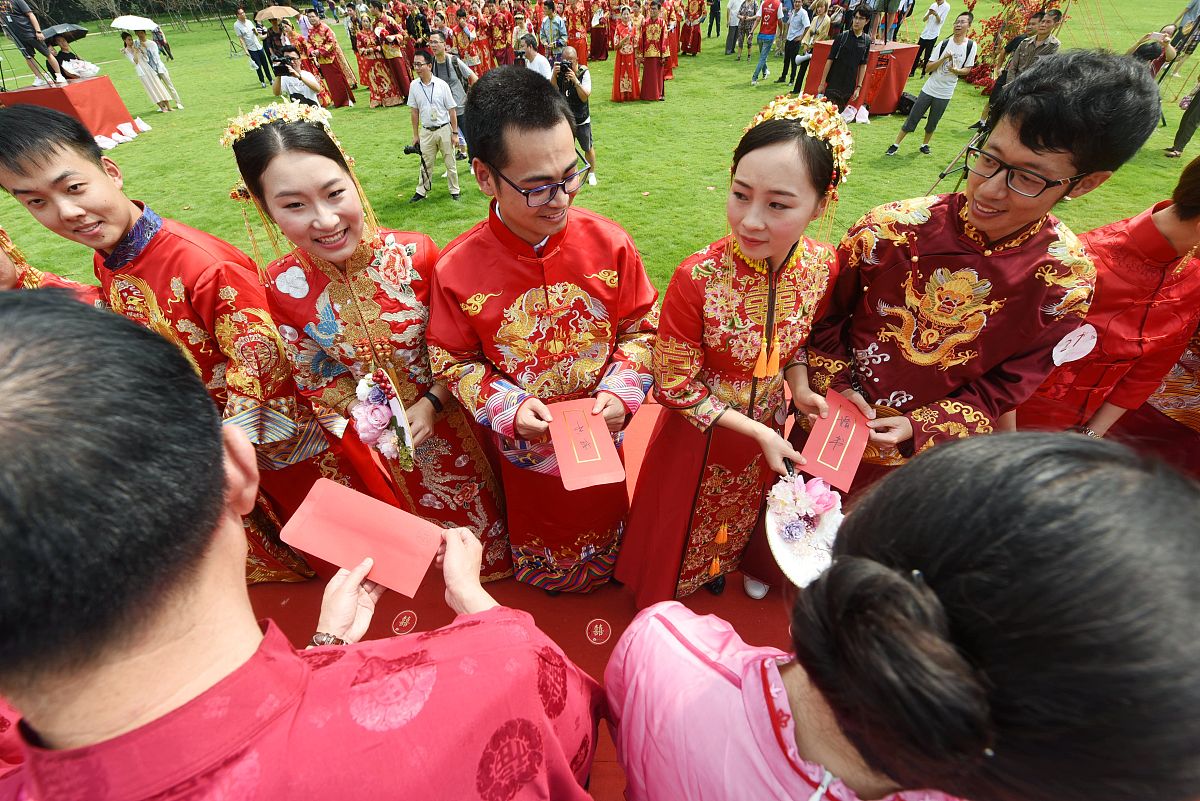 在婚礼上对公公婆婆敬茶改口说四句押韵的吉祥话。