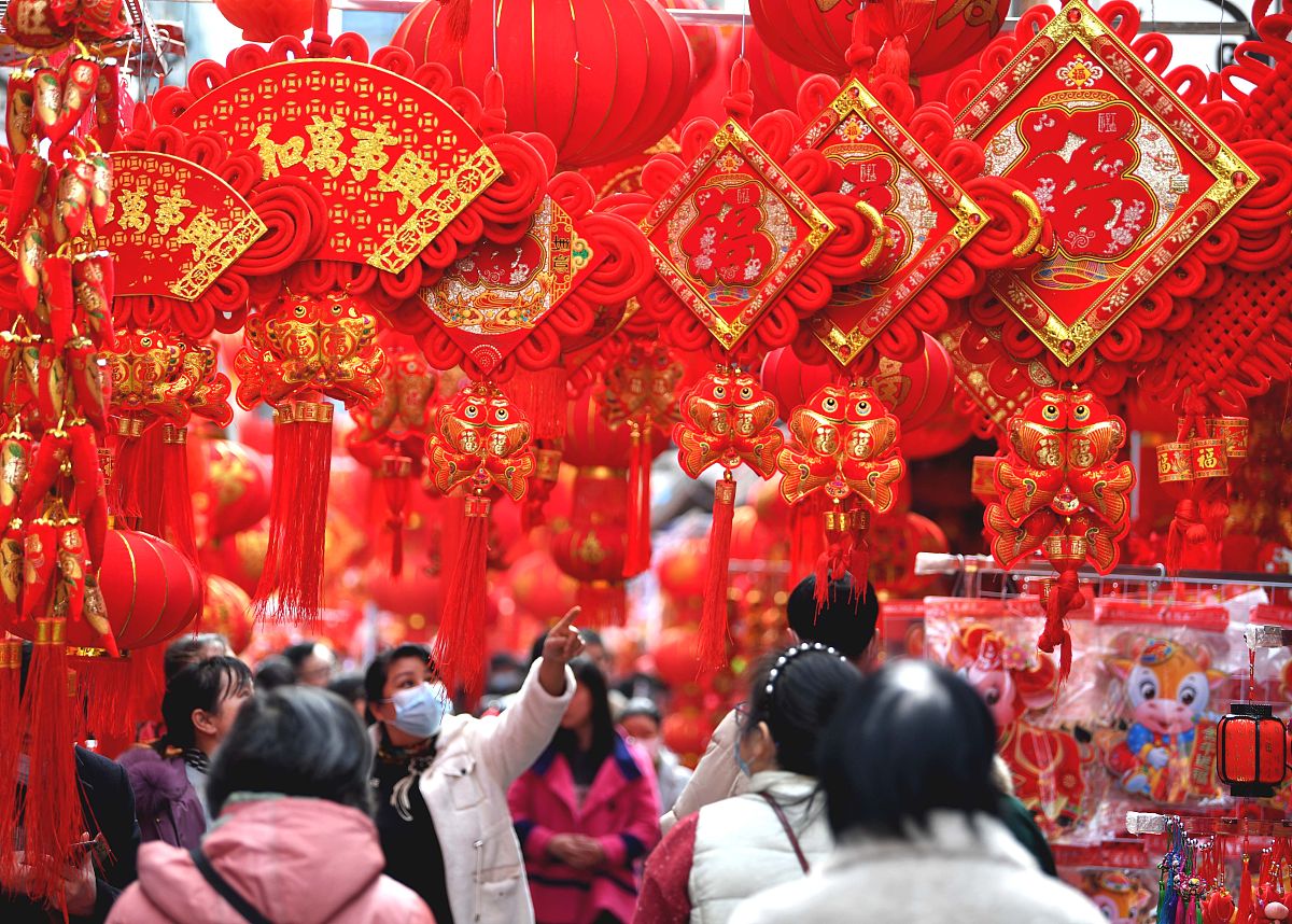 2021年1月30日,合肥,市民在城隍庙市场选购新春饰品.