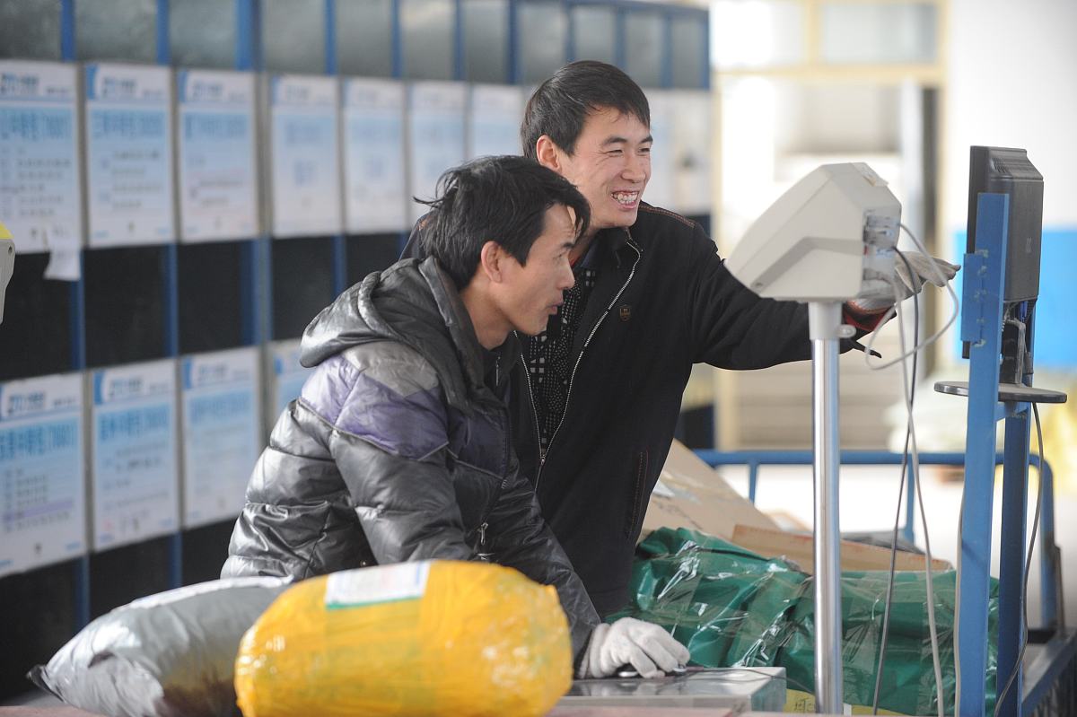 2014年1月7日,北京,图二:在刘广雨公司的员工小徐(右)看来,承包片儿区
