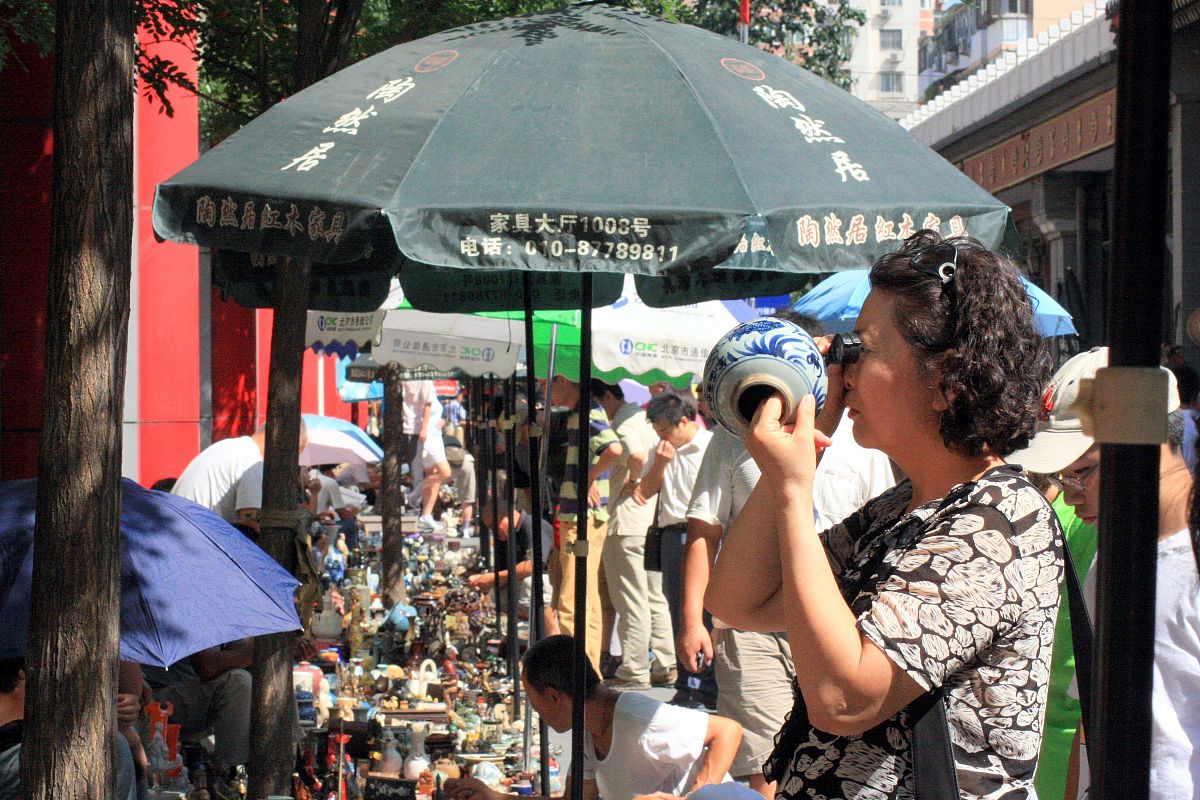 2008年北京奥运会期间,观赛的外国游客和各国运动员在比赛间隙慕名来