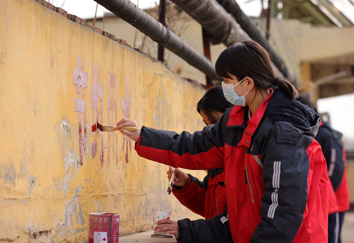 帮我找一些俏皮的有特色的学校文明宣传用语节约用水、禁止吸烟等方面的标语