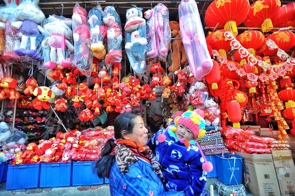 2018年1月10日,武汉汉正街小商品市场里,各款卡通狗元素的玩偶,贴画等