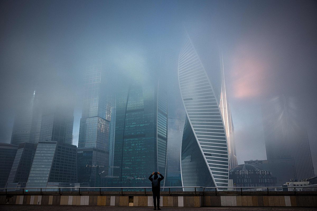 当地时间2021年11月2日,俄罗斯莫斯科,大雾中的城市景象.俄罗斯水文气