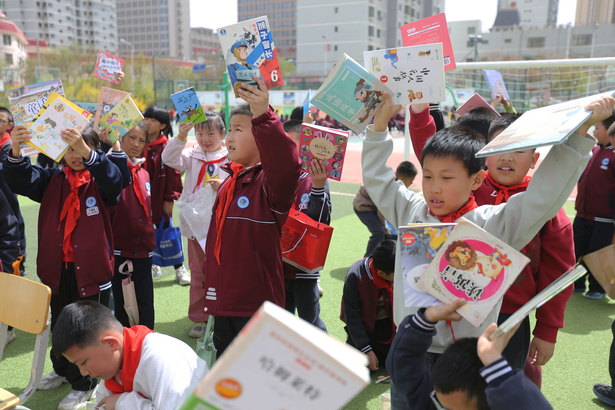 2026年4月23日,甘肃定西,安定区第一实验小学的学生在