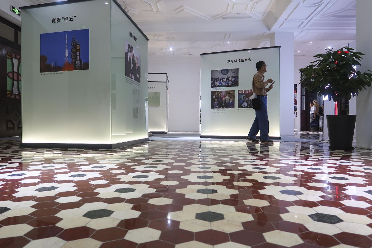 不倒翁瓷砖是二线品牌不倒翁瓷砖是一个中等偏上的瓷砖品牌在瓷砖领域内比之大多数的瓷砖品牌好一些想比于那些一线品牌在影响力和品牌地位方面略有不足知名度也没有一线品牌高所以是二线品牌。帮我用180字详细描述