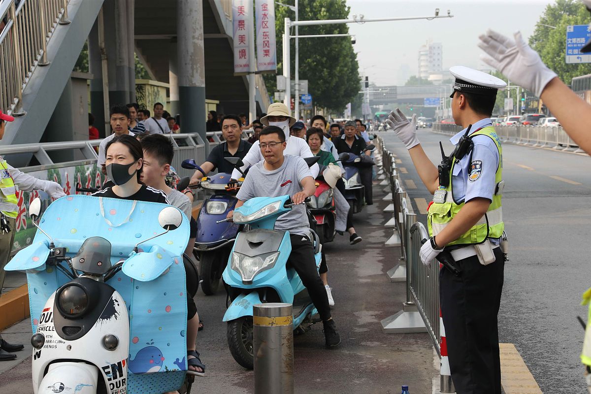 我叫邓小凡写一篇交通辅警的年终总结500字！