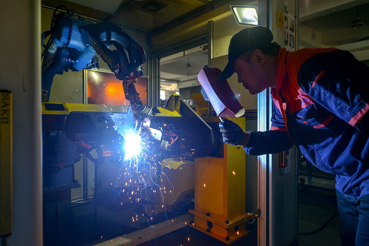 焊接机器人如何调焊道 操作步骤帮我用200字详细描述