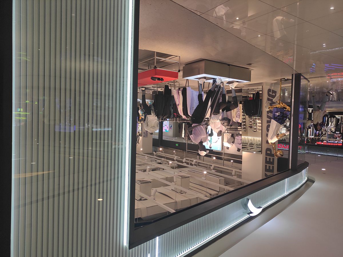 安踏橱窗展具特点：品牌标识、主题一致、创意设计