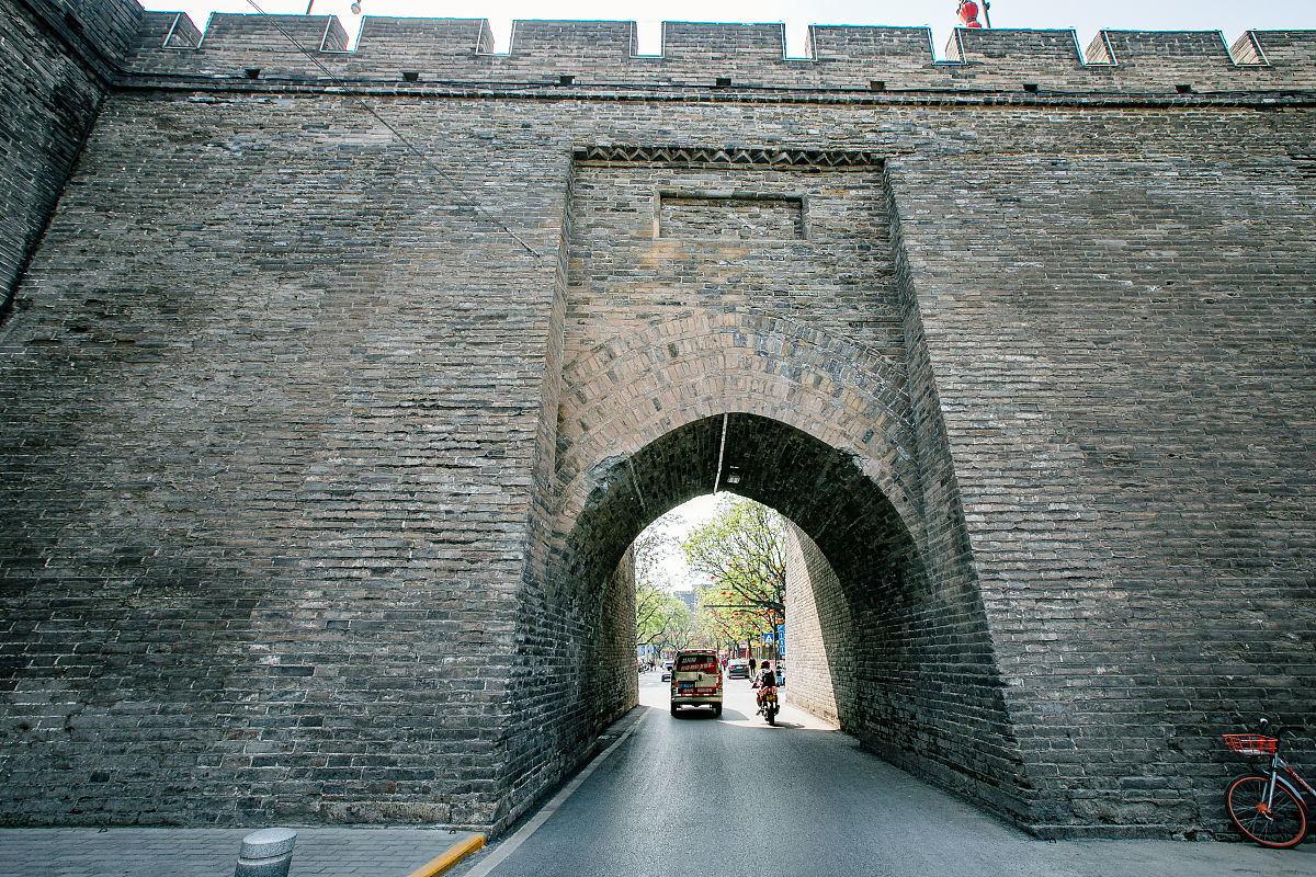 写一篇漫步历史古城——西安旅游指南