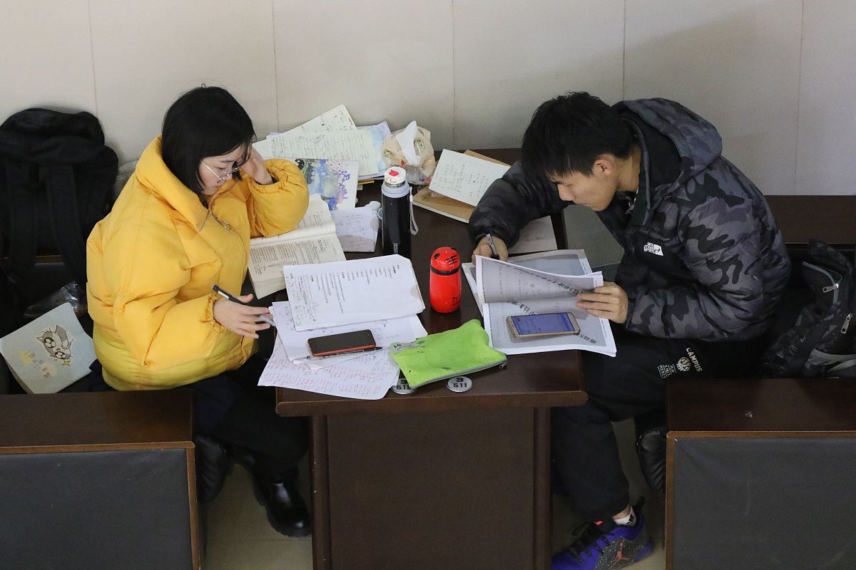请帮我编一份因考试原因需要4月24日前往深圳请假到4月28日需要向辅导员麻汉东请假得假条